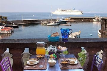 Marina Piccola 73 ontbijt op terras met uitzicht op haven