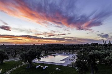Tenuta Monticelli zwembad bij zonsondergang