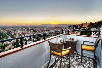 Arabeluj zicht op Granada vanaf terras van je kamer