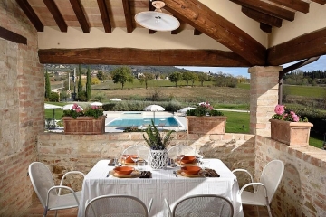 Anna Boccali gedekte tafel terras kamer met uitzicht op zwembad