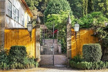 Quinta da Bouca d´Arques entree in weelderige tuin en facade