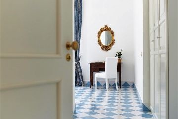 Palazzo Dogana tweepersoonskamer met mooi wit-blauw getegelde vloer