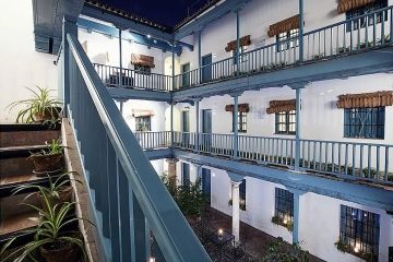 Hospes Baeza kamers aan patio met blauwe balkonnetjes