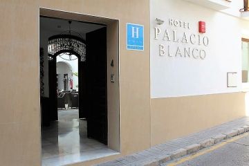 Palacio Blanco entree in de straat