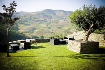 Quinta do Pego zitjes buiten met zicht op wijnvelden Douro