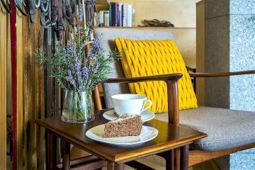 Casa das Penhas Douradas zithoekje met koffie en taart