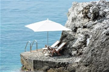 Santavenere terrasje aan zee op de rotsen