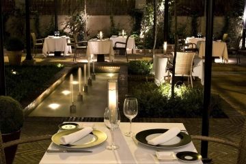 Villa Oniria gedekte tafels in tuin by night