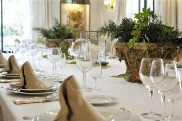 Villa Jerez restaurant met gedekte tafel