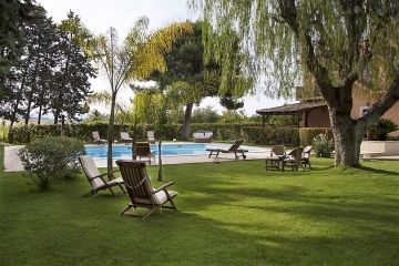 Villa Seta zwembad met tuin met mooi groen grasveld