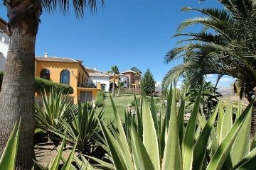 La Vinuela tuin met gebouwen hotel