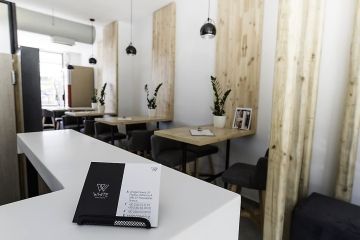 White Luxury Suites receptie in cafe