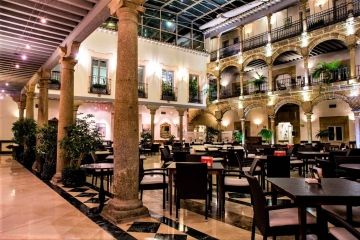 Palacio de los Velada patio met restaurant