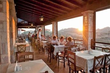 Bacchus terras restaurant met uitzicht op bergen