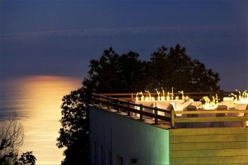 12 Months Resort uizicht by night vanaf terras