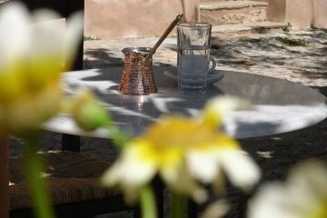 Kellia dienblad op tafel achter bloemetjes