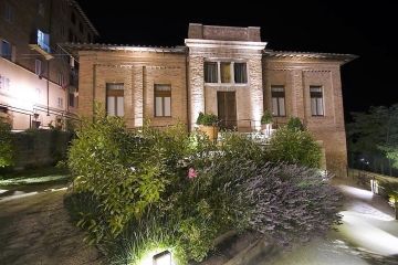 Villa del Sole pand by night