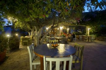 Harry´s Paradise restaurant in de tuin