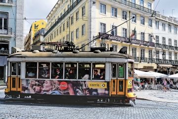 Lissabon is beroemd om zijn trams, ook tijdens deze rondreis door Portugal zie je ze