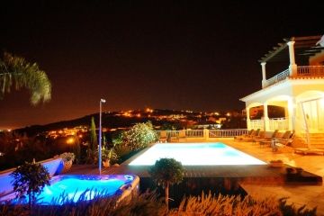 Casa Mocho Branco pand en zwembad by night