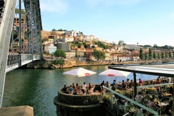 Een terrasje in Porto zit er zeker in tijdens je Porto rondreis