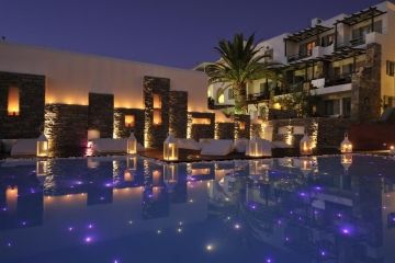 Senia zwembad en hotel by night