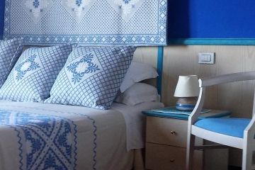 Detail tweepersoonskamer met blauw