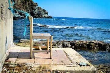 Terrasje bij de zee met 1 stoel