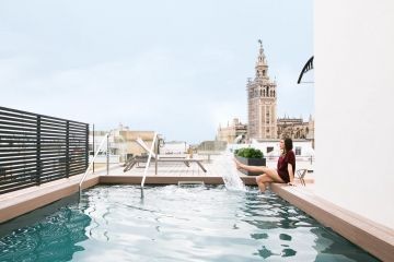 Het zwembad op het dak, heerlijk na een dagje Sevilla