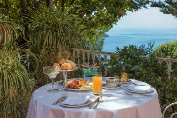 Romantisch ontbijten voordat je zuid Italië rondreis weer verder gaat