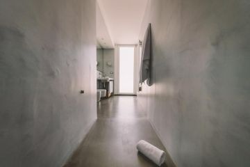 Modern materiaalgebruik in de badkamers van Cinquevite