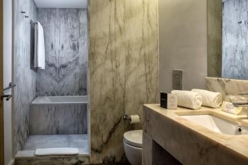 Heldere en ruime badkamers in het Évora Olive Hotel