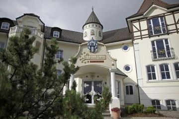 De statige entree van Schloss Hotel Holzrichter