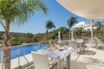 Ontbijten doe je bij Caneiros Luxury House & Suites op een idyllisch plekje