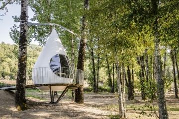 Massages vinden plaats in deze privé cabines in het bos
