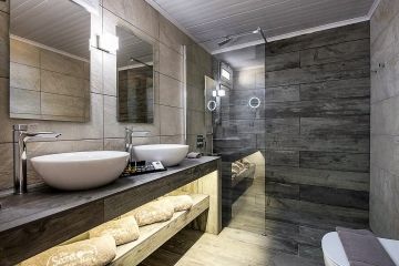 Ruime en modere badkamers voor een hoog comfort