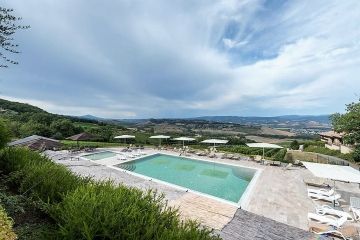 Het zwembad met weidse uitzichten over de wijnvelden