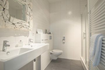 In de mooie witte badkamers om je op te frissen tijdens je rondreis Nederland 