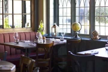 Binnen gezellig dineren in het cosy restaurant van The Mayflower 