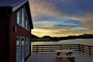 Vooral ook tijdens zonsondergaan is een verblijf in Lofoten Base Camp zeer bijzonder
