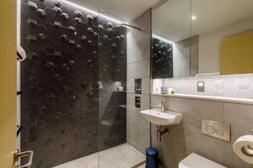 De badkamers van Feldon Valley zijn ruim en schoon
