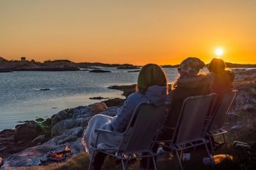 En heel speciaal als je tijdens je Noorwegen rondreis in je stoeltje kunt zitten om de zonsondergang te aanschouwen