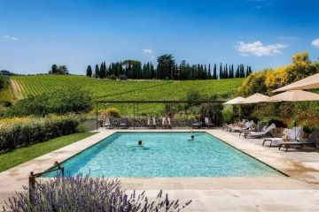 Het zwembad is een bijzondere ervaring in Borgo del Cabreo