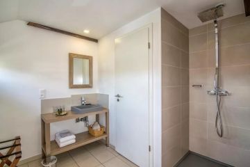 De badkamers bij La Villa du Coteau zijn kraakhelder