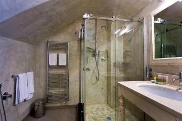 Kleine maar sfeervolle badkamers in Relais del Maro