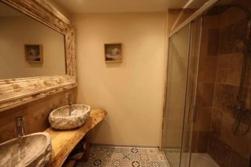 De badkamers zijn ingericht met natuurlijke materialen