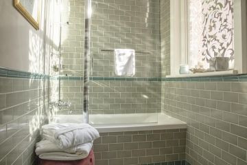 Lekkere lichte badkamers in zachte kleuren