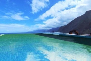 Een bijzonder zwembad met een bijzonder uitzicht bij Hotel Aqua Natura Bay