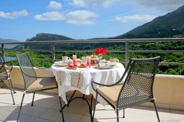 Heerlijk ontbijten met dit uitzicht op Corsica, wie droomt er niet van