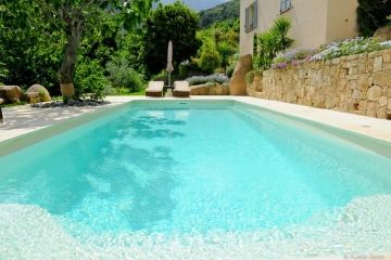 Op warme dagen is het heerlijk afkoelen in dir heldere lichtblauwe zwembad